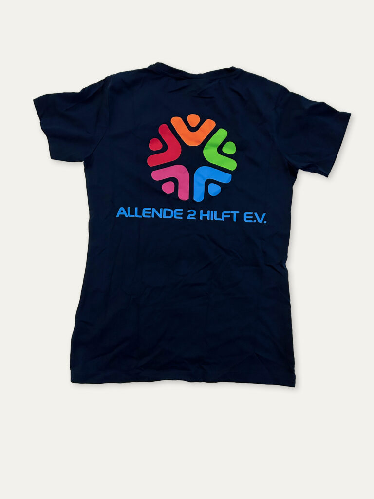 T-Shirt mit dem Logo vom Verein „Allende 2 hilft“